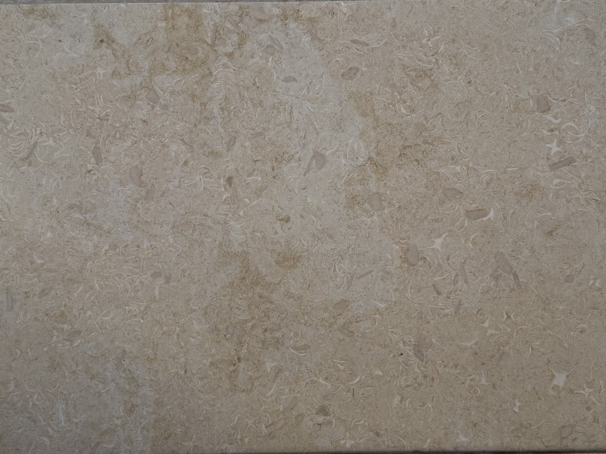 Természetes kőburkolatok_Jura fényes mészkő 30x60x1 cm szabályos