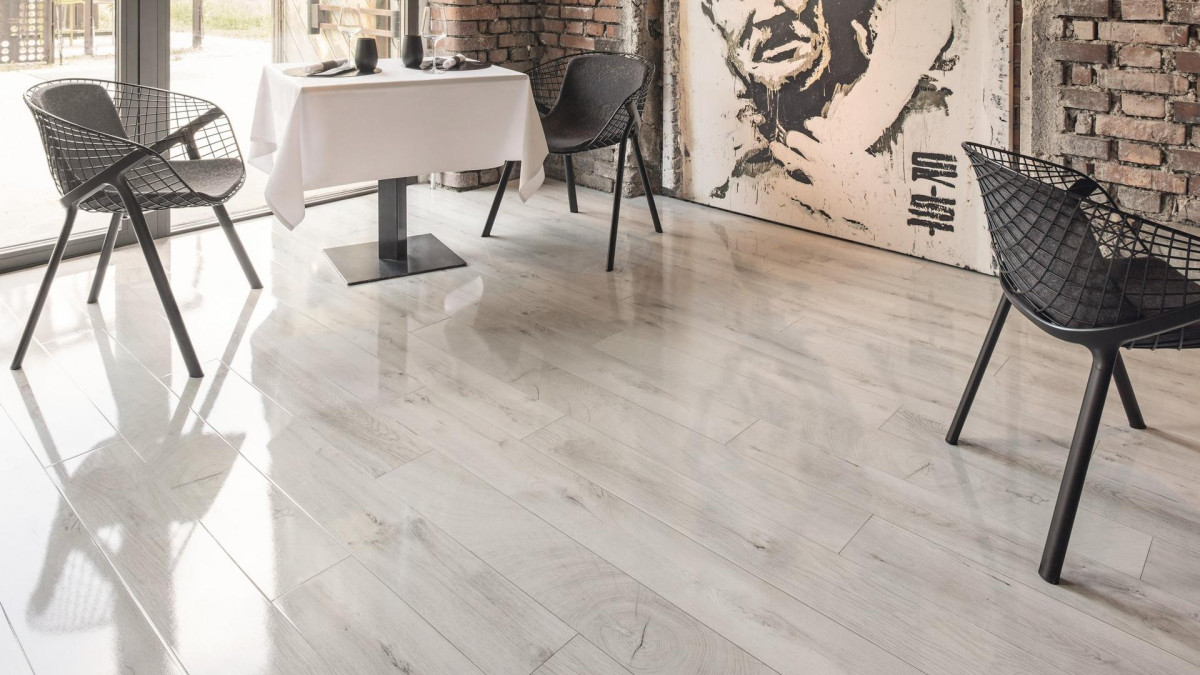 KAINDL EASY PRÉMIUM MAGASFÉNYŰ 8 MM tölgy FRESCO SNOW Laminált padló 1383x159x8 mm /O251/