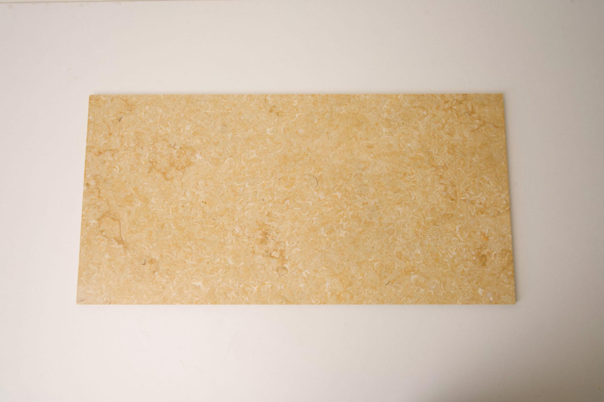 Természetes kőburkolatok_ Mediterrán prémium mészkő /55001/ fémkefélt 60*30*2 cm