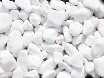 TERMÉSZETES KÖVEK_Kavics Bianco Carrara 25-40 mm zsákos