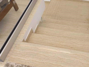 Természestes kőburkolat_ Limestone Sly Vein Cut lépcső+homloklap szett lekerekített fényes 130*33/130*16/2 cm