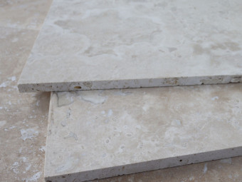 Természetes kőburkolatok_Classic Travertin Cross Cut matt-csiszolt 30,5*61*1,2 cm szabályos
