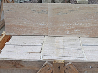 Természetes kőburkolatok_Classic Travertin Vein Cut matt-csiszolt 30,5*61*1,2 cm szabályos