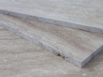 Természetes kőburkolatok_Classic Travertin Vein Cut matt-csiszolt 30,5*61*1,2 cm szabályos
