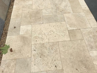 Természetes kőburkolatok_Travertin Rusztik Mix Romai tömítetlen, matt-csiszolt 1,2 cm szabályos