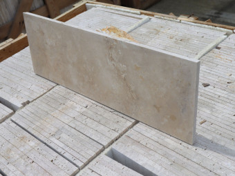 Természetes kőburkolatok_Travertin Light Premium 61 x 20,3 x 1,2cm tömített fényes- csiszolt szabályos