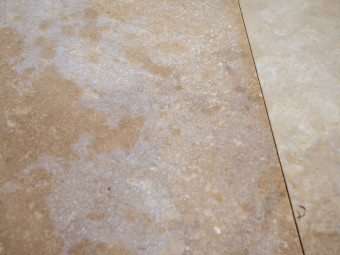 Természetes kőburkolatok_Travertin Light Premium 61 x 20,3 x 1,2cm tömített fényes- csiszolt szabályos