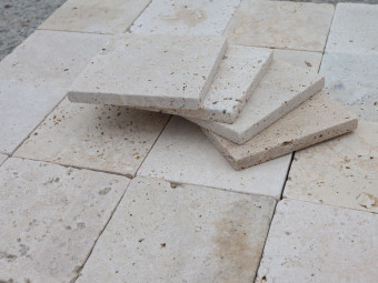 Természetes Kőburkolat_Classic Travertin, bézs mészkőlapok, 10 x 10 x 1 cm