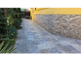 Természetes Kőburkolat_Silver Travertin Francia Minta mészkő burkolat 1,2-2 cm vtg. tömítetlen, matt csiszolt