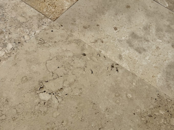 Természetes kőburkolatok_Travertin Gea antikolt tömítetlen 40,6*61*1,2 cm szabályos