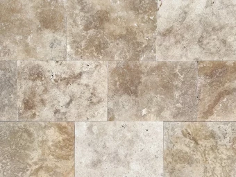 Természetes kőburkolatok_Travertin Gea antikolt tömítetlen 40,6*61*1,2 cm szabályos