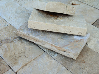 Természetes Kőburkolat_Klasszik travertin roppantott 10 x vh x 2 cm