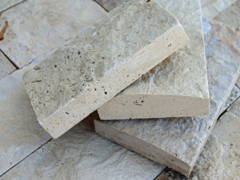Természetes Kőburkolat_Klasszik travertin roppantott 10 x vh x 2 cm