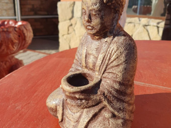 Kerti díszek Buddha kéregető 23 cm barna